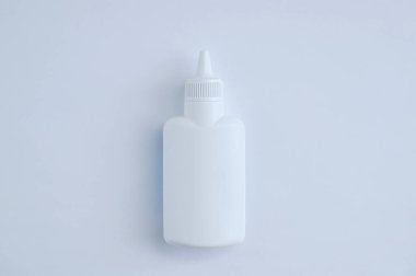 Beyaz bir arka planda plastik bir şişedeki dezenfektan yakın plan..