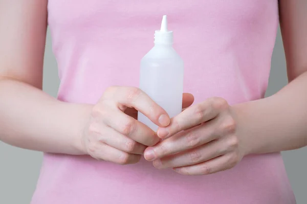 Desinfectante Antibacteriano Las Manos Una Mujer Caucásica Una Botella Plástico —  Fotos de Stock