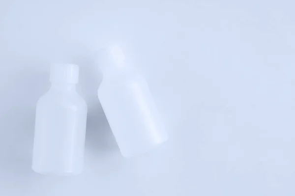 Beyaz Bir Arka Planda Plastik Bir Şişedeki Iki Dezenfektanının Yakınlaştırılması — Stok fotoğraf