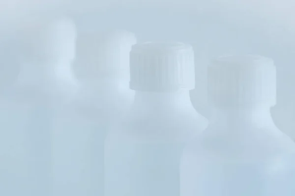 Botol Plastik Putih Dengan Disinfektan Latar Belakang Putih Fokus Selektif — Stok Foto