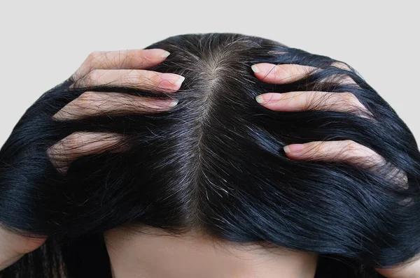Κεφάλι Μιας Καυκάσιας Γυναίκας Μαύρα Γκρίζα Μαλλιά Δάχτυλα Στα Μαλλιά — Φωτογραφία Αρχείου
