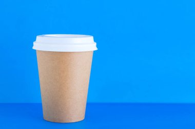 Kahverengi kahve fincanı mavi arka planda..