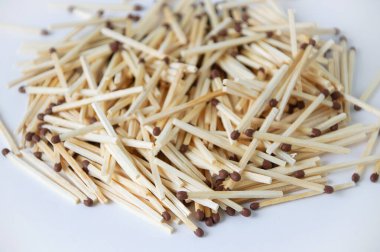 Toptan bir kibrit yığını. Ön plana odaklan. Beyaz arkaplan.