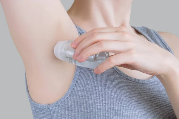 Primer Plano Una Mujer Caucásica Usando Una Bola Desodorante Transparente —  Fotos de Stock
