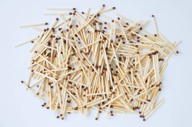 Toptan bir kibrit yığını. Yukarıdan bak. Beyaz arkaplan.