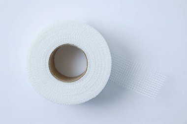 Alçı tahtası dikişlerini beyaz arkaplanda kapatmak için ağı aktar.