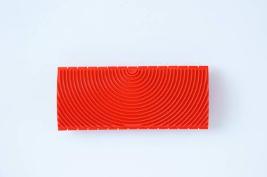 Beyaz arka planda ahşap bir dokuyu taklit etmek için kırmızı dikdörtgen kauçuk dekoratif pul.