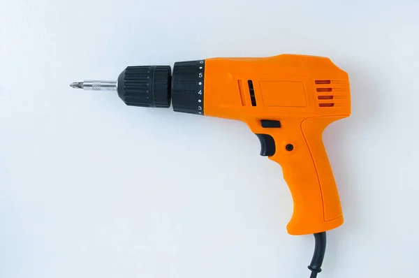 Großaufnahme Elektrischer Orangefarbener Bohrschrauber Auf Weißem Hintergrund Blick Von Oben — Stockfoto