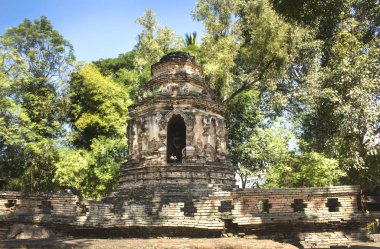 Arkasında güzel ağaçlar olan Animisa Chedi harabeleri. Chiang Mai 'deki Wat Chet Yot' tan..