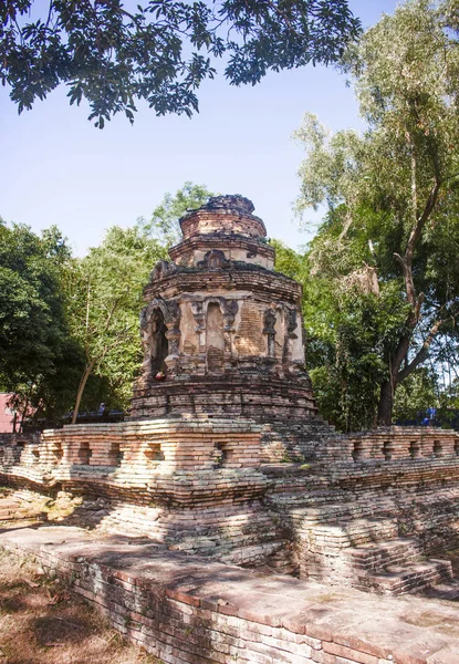 Ruins of Animisa Chedi, surrounded by trees. In Chiang Mai, Thailand. — Stock Photo, Image