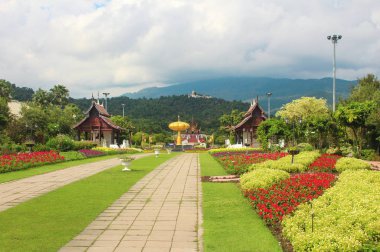 Kraliyet Parkı Rajaprueks renkli bahçeler, Grand Pavilion, Doi Suthep dağı ve Wat Phra ile uzakta Kham