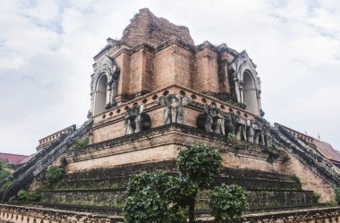 Wat Chedi Luang tapınağındaki harabeler, Chiang Mai. Tayland 'ın en ikonik Sri Lanka stili çitlerinden biri..