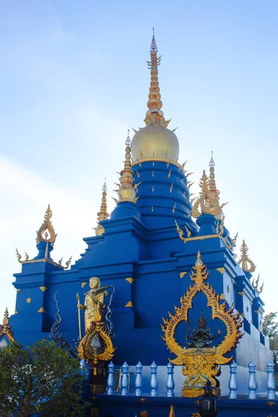 Linda estupa dourada e azul do Wat Rong Seua Ten, conhecido como Templo Azul, em um dia brilhante. Chiang Rai, Tailândia — Fotografia de Stock