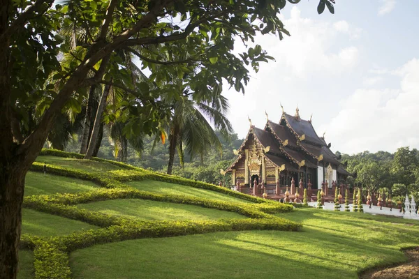 Foto inquadratura naturale del padiglione Ho Kham Luang, o Grand Pavilion, circondato da giardino e alberi. Royal Park Rajapruek — Foto Stock