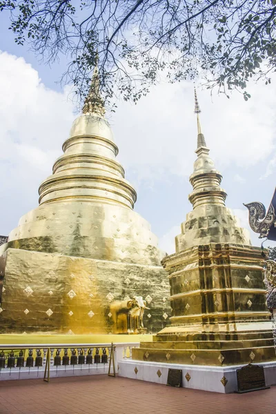 Uma fileira de Budistas Sinos de Oração perto de Wat Phra Singh templos elefante e Kulai dourado chedis em Chiang Mai, Tailândia . — Fotografia de Stock