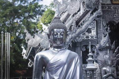 Gümüş bir Buda heykeli, gümüş bir bez giymişti, Chiang Mai 'deki Wat Sri Suphan tapınağının önünde duruyordu..