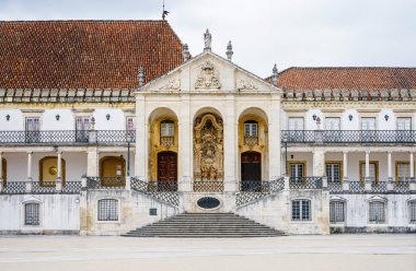 Coimbra Kraliyet Sarayı olarak da bilinen eski üniversite kampüsünün ön cephesi ve merdivenleri..