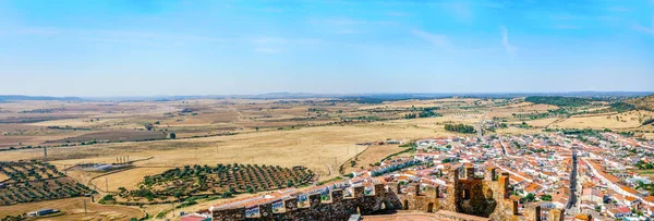 Vue panoramique du village d'Alconchel vue depuis le château de Miraflores pendant une journée d'été. En Estrémadure, Espagne — Photo