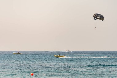 Tekne paraşütü çekiyor.