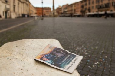 Roma. İtalya. Şubat 2020. Roma 'nın merkezinde boş bir meydan. Virüs salgınıyla ilgili gazete.