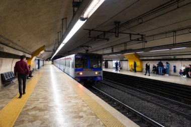 Roma. İtalya. Şubat 2020. Tren metroyla platformdan ayrılıyor.