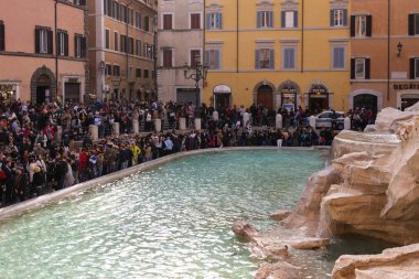 İtalya. Roma. 23.02.2020. Tarihi bir merkez. De Treville Çeşmesi ve turist kalabalığı