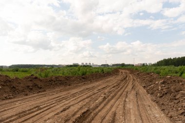 Tarladan geçen kırsal bir yol. İnşaatçılar geçici bir yol yaptılar.