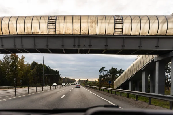 Πεζόδρομος Διασχίζει Highway Φωτογραφία Από Αυτοκίνητο Ψηλή Βρώμικη Διασταύρωση Πάνω — Φωτογραφία Αρχείου