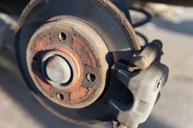 Arabanın fren sürücüsü. Tekerlekleri değiştirirken frenler. Benzin istasyonunda servis frenleri..