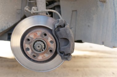 Arabanın fren sürücüsü. Tekerlekleri değiştirirken frenler. Benzin istasyonunda servis frenleri..