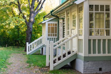 Büyük ahşap bir ev..