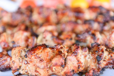 Masada kebap hazır. Izgara et. Öğle yemeği kömürde pişiyor..