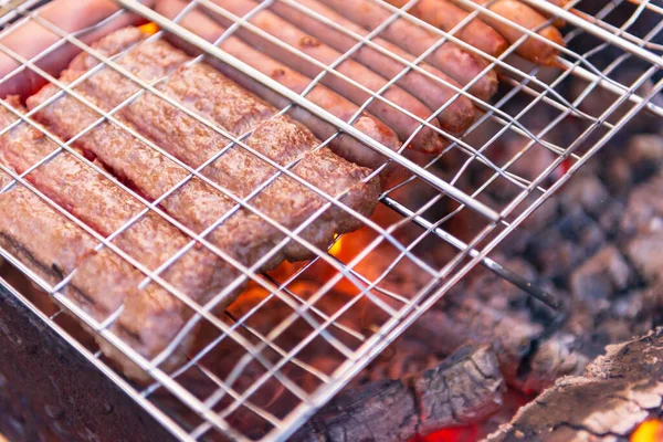 Preparar Kebab Mesa Carne Grelhada Almoço Cozido Carvão — Fotografia de Stock