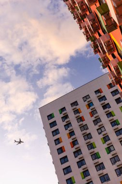 Apartmanın üstündeki uçak. Glissada yüksek binaların üzerinden geçer. Uçaklardan gelen sesler uykuyu engeller.
