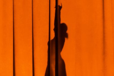 Perdede kadın silueti var. Renkli tuvallerde dans eden bir kızın gölgesi.