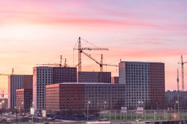 Evlerin inşaatı. Moskova 'da yeni evler inşa ediliyor. Ev kompleksi Buninskie Luga .