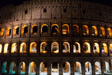 Işıklı Gece Kolezyumu. Şubat 2020 'de Roma' nın başlıca eğlencesi.