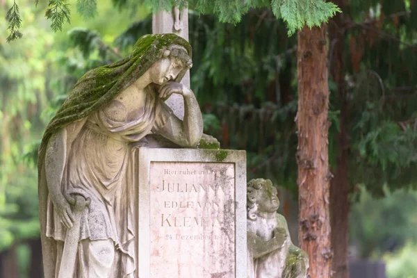 Старое Кладбище Центре Братиславы Памятник Покрыт Мхом Фигура Женщины Ребенка — стоковое фото