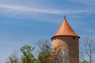 Veveri kalesi Çek Cumhuriyeti 'nde yer almaktadır. Kalenin kuşatma kulesi, uzaktan görüş..