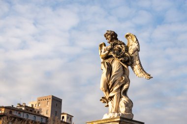 Ponte Sant 'angelo. Tiber üzerindeki yaya köprüsü, kutsal meleğin köprüsü. Köprüye yakın plan yap..