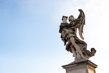 Ponte Sant 'angelo. Tiber üzerindeki yaya köprüsü, kutsal meleğin köprüsü. Köprüye yakın plan yap..