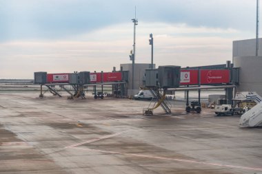 Pathos. Kıbrıs. 2019 sonbaharı. Paphos havaalanı. Boş havaalanı terminalleri. Turizm sezonu bitti..