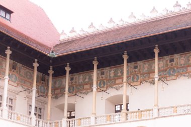 Krakow 'un duvarlarından birinde bir rahatlama. Krakow Kalesi 'nin içinde. Galerinin çevresindeki duvar resimleri..