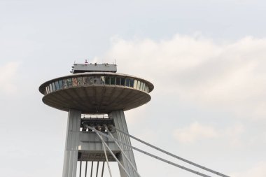 Bratislava 'nın gözlem güvertesi. Şehrin üzerinde uçan daire var. En yüksek gözlem platformu.