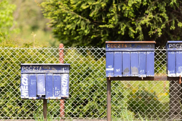 波兰路旁的信箱克拉科夫附近的村庄信箱信箱一字排开 — 图库照片