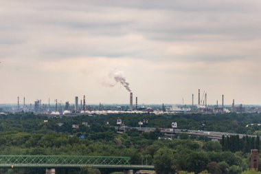 Bratislava. Slovakya. 2019 yazında. Slovakya 'daki fabrika kümesi. Üretim ve arıtma. Şehrin dışında büyük bir fabrika. Bir sürü boru ve fabrika dükkanı var..
