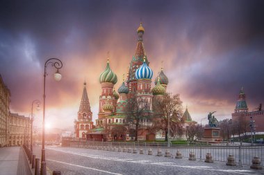 Aziz Basil Katedrali olarak bilinen Kutsal Vasily Katedrali, Rusya 'nın başkenti Moskova' da bulunan bir Rus Ortodoks kilisesidir. Harika bir gökyüzü ile soğuk bir sabahta güzel bir gün doğumu.