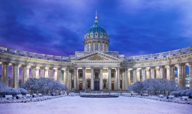 Kazan Katedrali veya Kazanskiy Kafedralniy Sobor, Rusya 'nın başkenti Saint Petersburg' da Nevsky Prospekt 'te bulunan bir Rus Ortodoks Kilisesi. Kar kış gecesi.