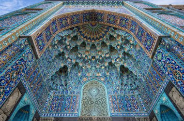 Rusya 'daki Saint Petersburg Camii' ne giriş için mozaik süsleme. Minareleri 49 metre yüksekliğinde ve kubbe 39 metre yüksekliğinde.