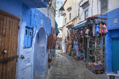 Mavi şehrin güzel manzarası CheFCHAOUEN, Medina 'daki MoroCCO. Geleneksel Fas mimari detayları ve boyalı evler. Kapısı olan bir sokak ve kemerli parlak mavi duvarlar